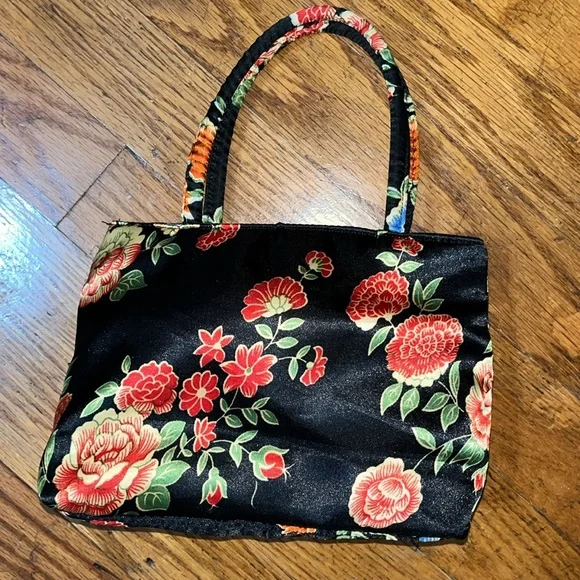Silky Asian Black and Red floral purse - Picture 4 of 8